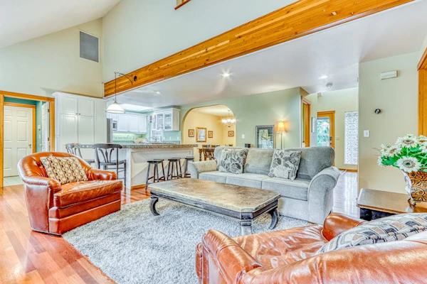 Westside Craftsman with enclosed yard & jetted tub