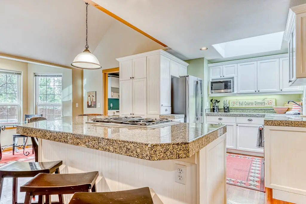 Westside Craftsman with enclosed yard & jetted tub