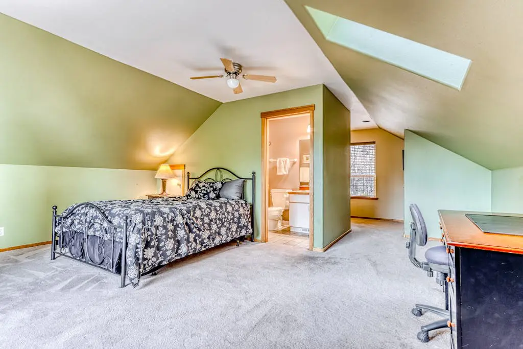 Westside Craftsman with enclosed yard & jetted tub