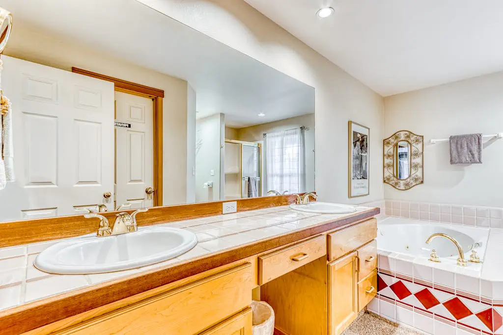 Westside Craftsman with enclosed yard & jetted tub