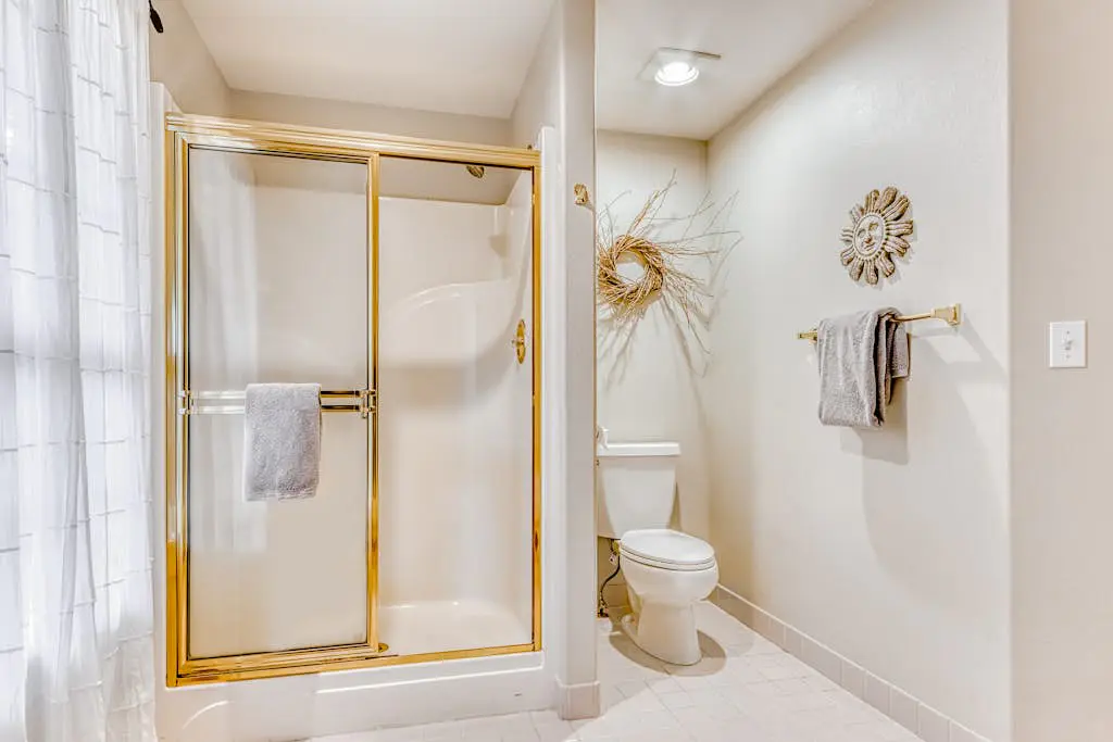 Westside Craftsman with enclosed yard & jetted tub