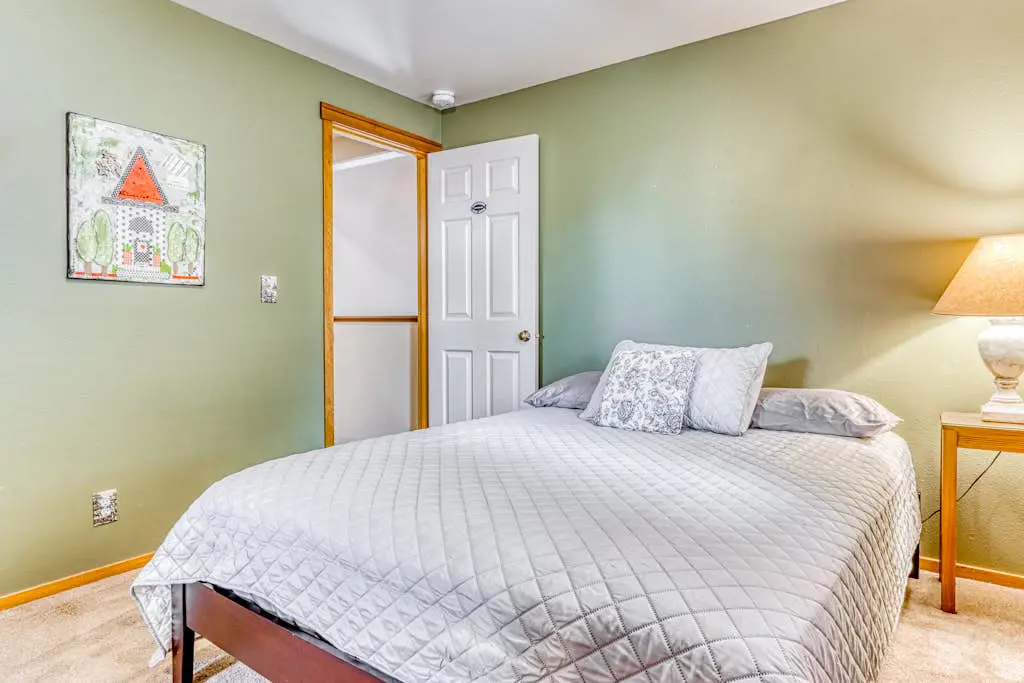Westside Craftsman with enclosed yard & jetted tub