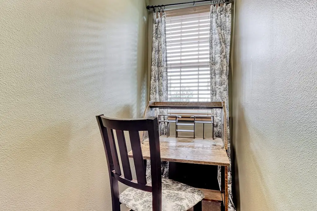 Westside Craftsman with enclosed yard & jetted tub