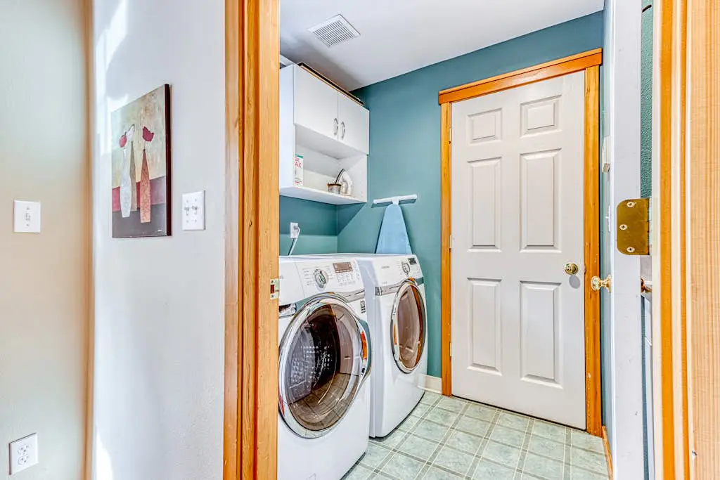 Westside Craftsman with enclosed yard & jetted tub