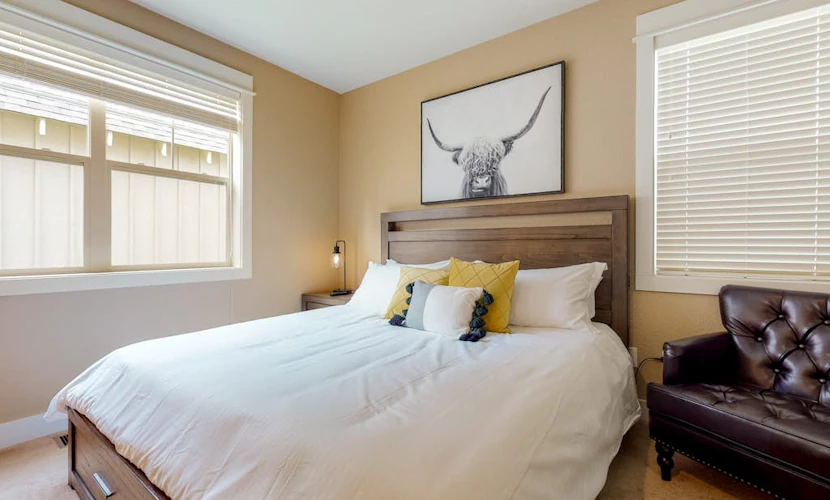 Secluded & sunlit desert oasis with pool, hot tub, tennis courts, & fireplace