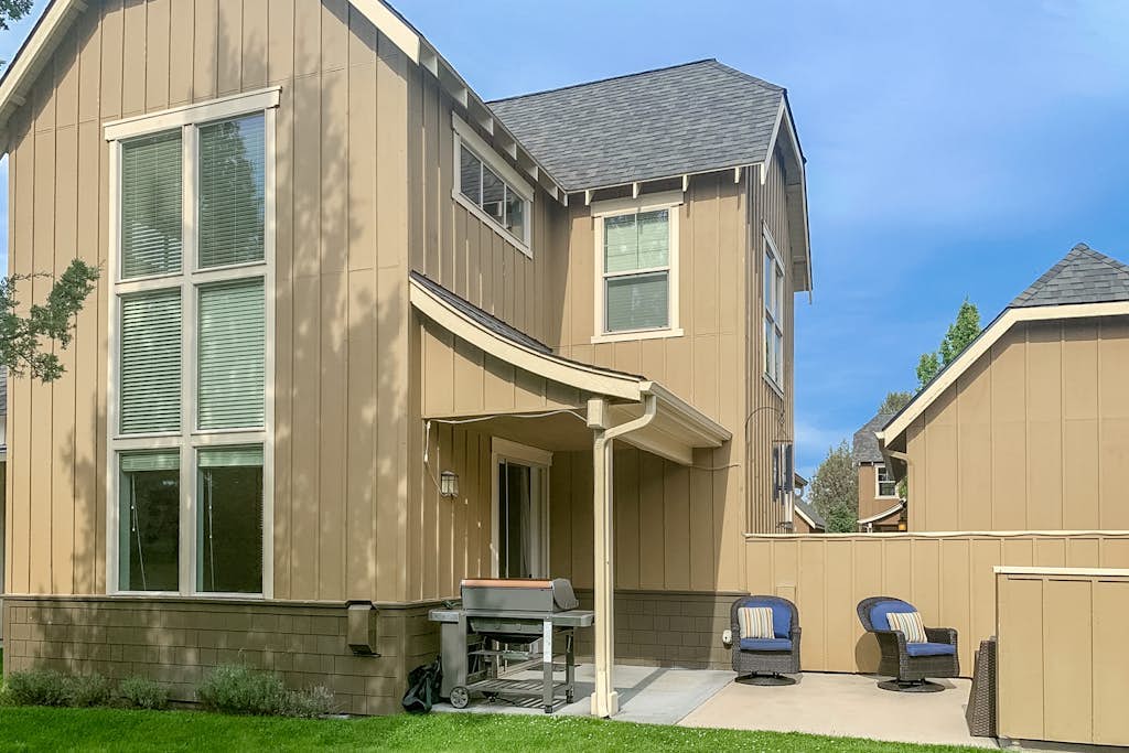 Secluded & sunlit desert oasis with pool, hot tub, tennis courts, & fireplace