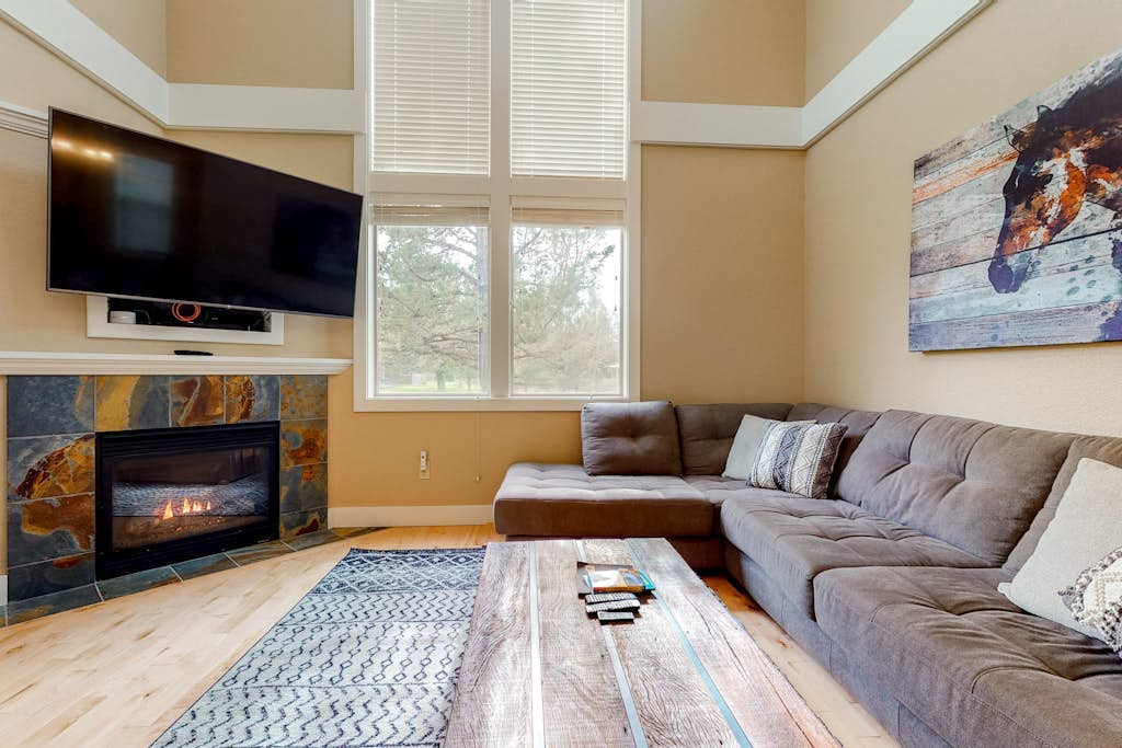 Secluded & sunlit desert oasis with pool, hot tub, tennis courts, & fireplace