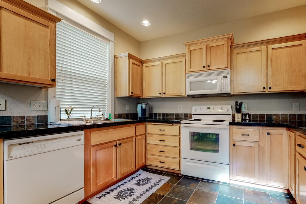 Secluded & sunlit desert oasis with pool, hot tub, tennis courts, & fireplace