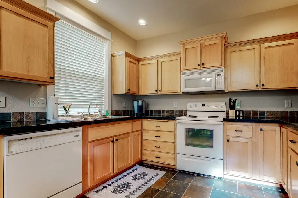 Secluded & sunlit desert oasis with pool, hot tub, tennis courts, & fireplace