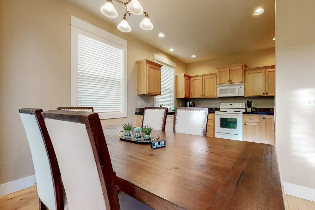 Secluded & sunlit desert oasis with pool, hot tub, tennis courts, & fireplace