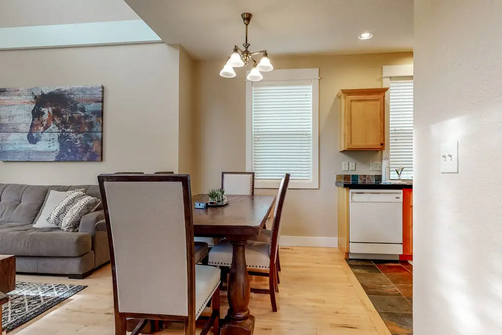Secluded & sunlit desert oasis with pool, hot tub, tennis courts, & fireplace