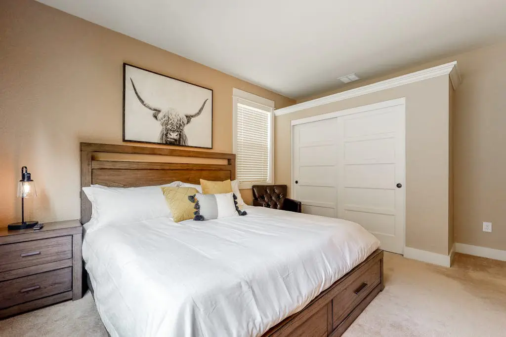 Secluded & sunlit desert oasis with pool, hot tub, tennis courts, & fireplace