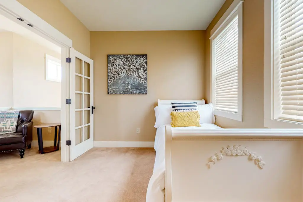 Secluded & sunlit desert oasis with pool, hot tub, tennis courts, & fireplace