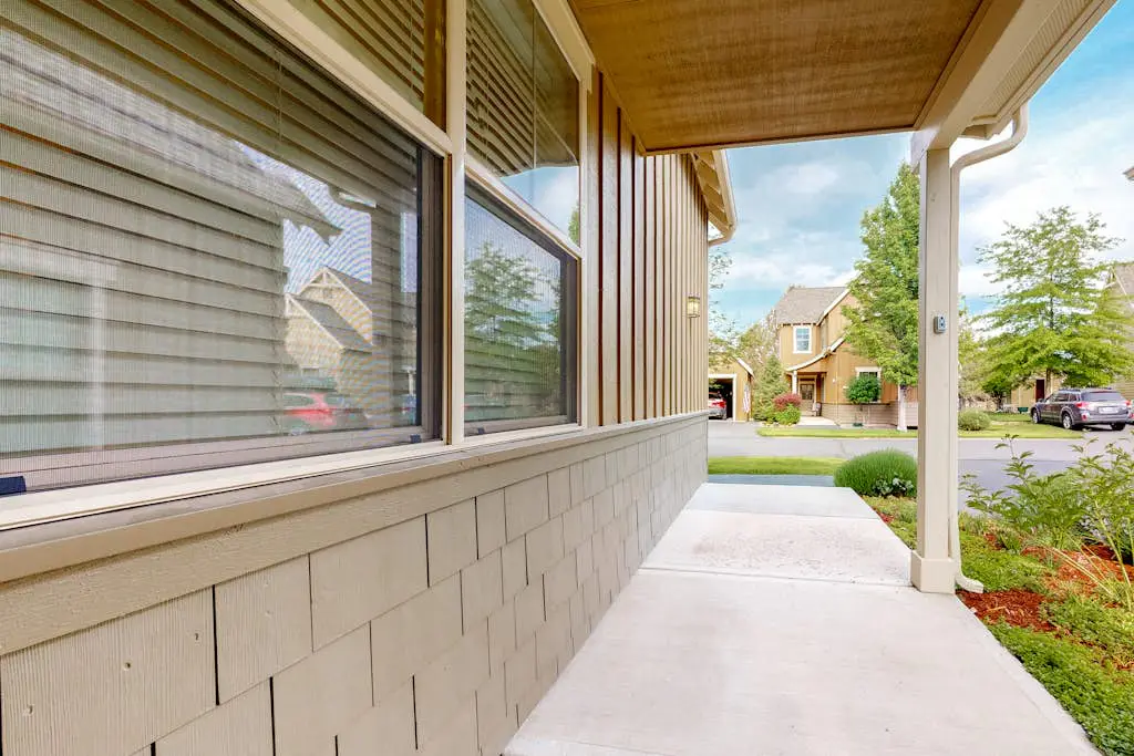 Secluded & sunlit desert oasis with pool, hot tub, tennis courts, & fireplace