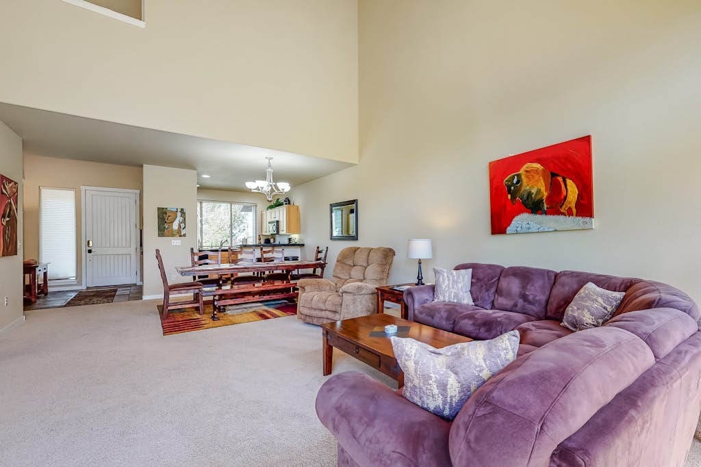 2-Story Home w/Patio, Gas Grill, Gas Fireplace, Free WiFi, Shared Pools, Hot Tub