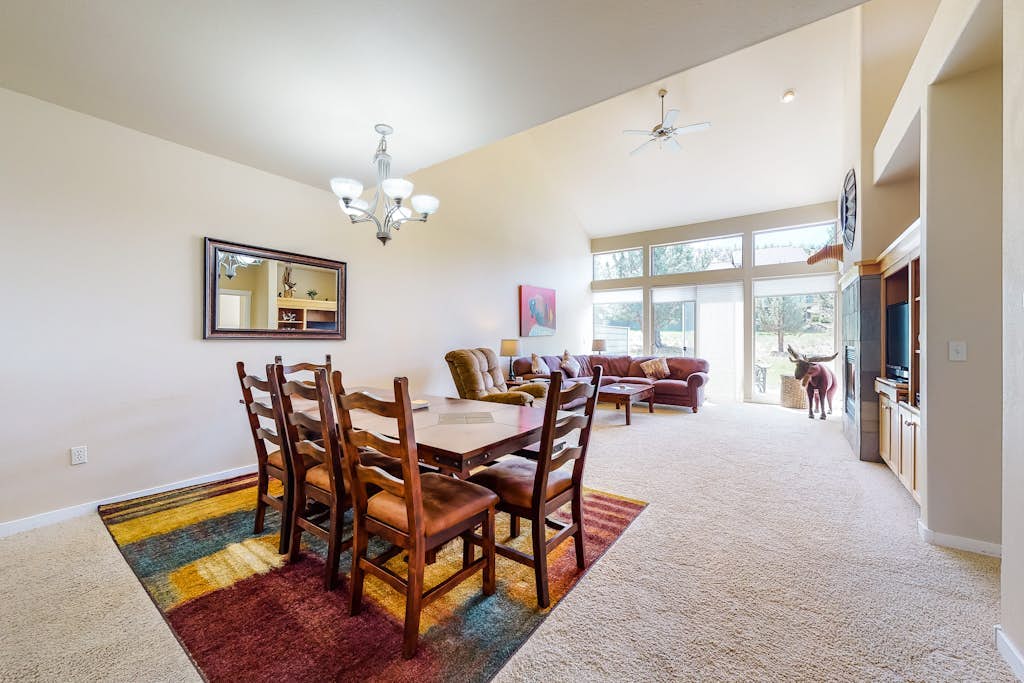 2-Story Home withPatio, Gas Grill, Gas Fireplace, Free WiFi, Shared Pools, Hot Tub