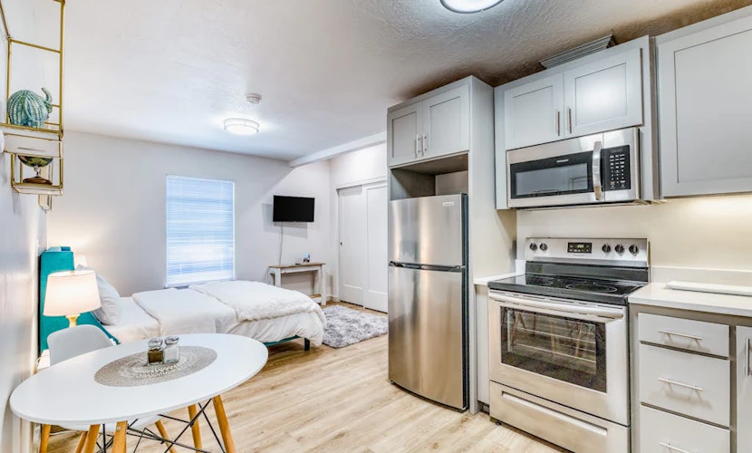 Downtown studio - walk to University - full kitchen, dog-friendly, washer/dryer