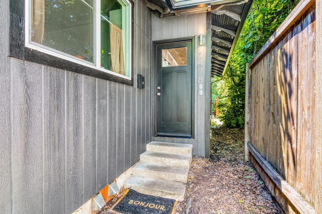 Downtown studio - walk to University - full kitchen, dog-friendly, washer/dryer