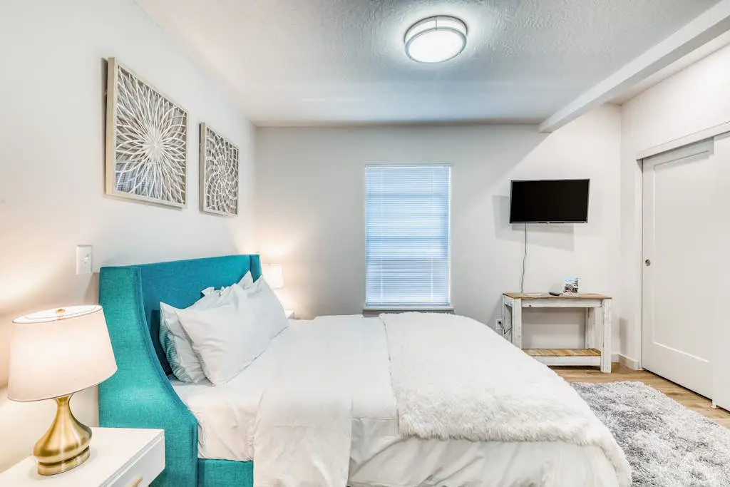 Downtown studio - walk to University - full kitchen, dog-friendly, washer/dryer