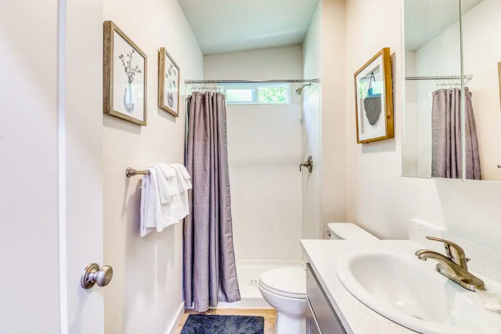 Downtown studio - walk to University - full kitchen, dog-friendly, washer/dryer