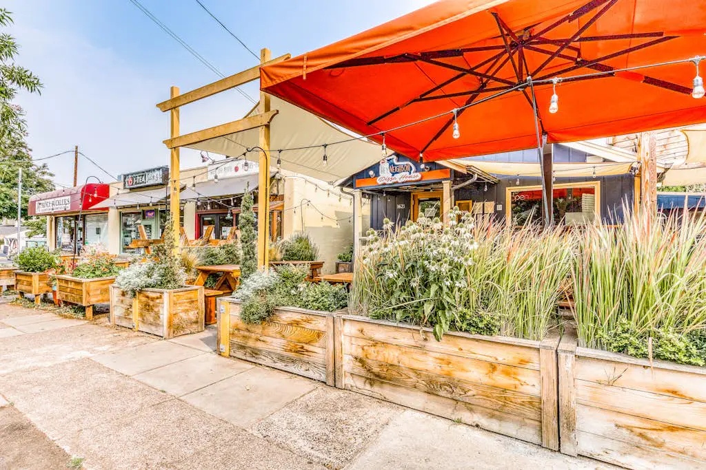 Downtown studio - walk to University - full kitchen, dog-friendly, washer/dryer