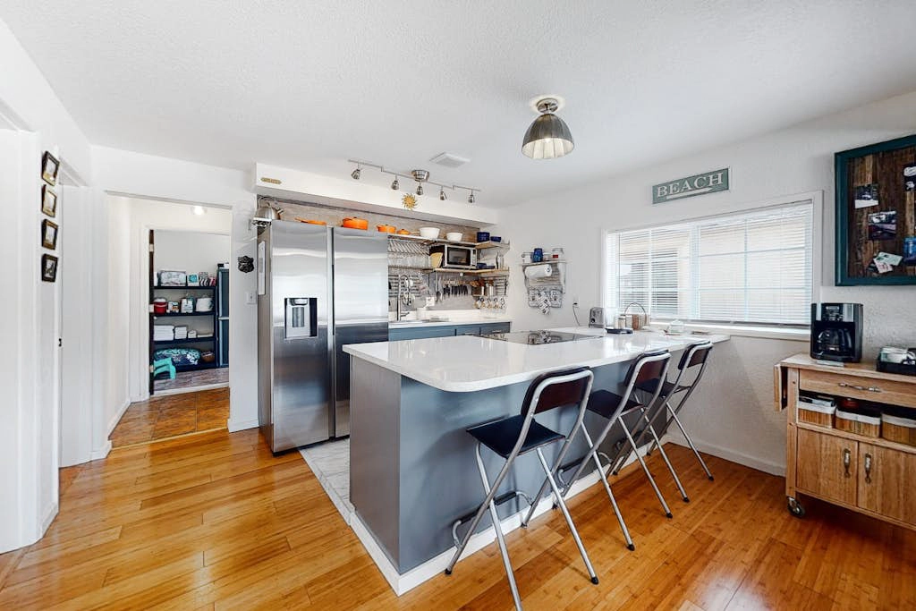 Dog-friendly coastal-themed home with a full kitchen & washer&dryer