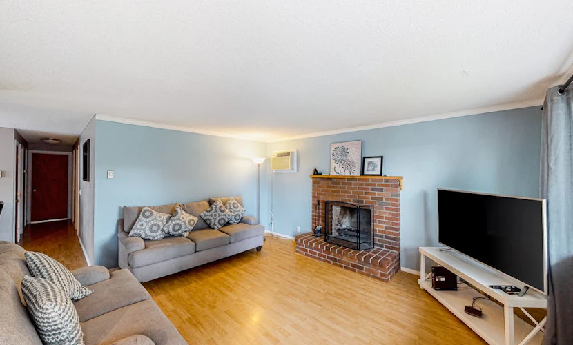 Cute, cozy home with fenced backyard & grill - close to heart of Eugene