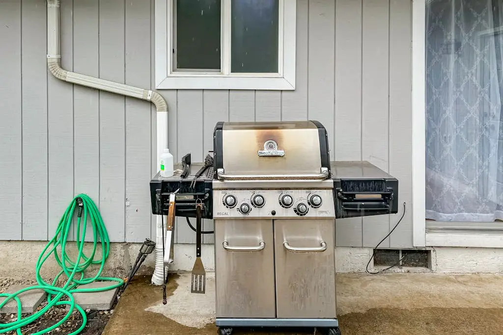 Cute, cozy home with fenced backyard & grill - close to heart of Eugene