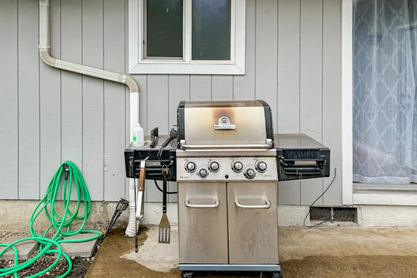 Cute, cozy home with fenced backyard & grill - close to heart of Eugene