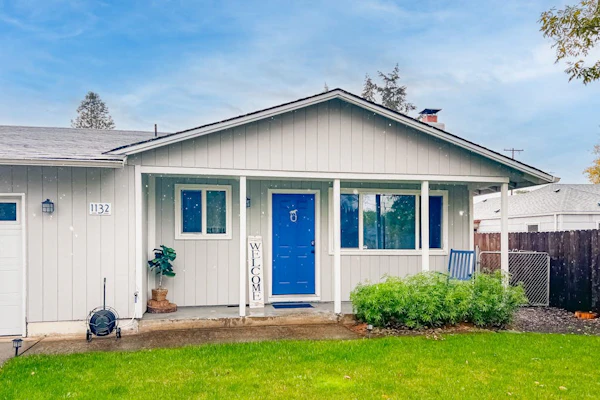 Cute, cozy home with fenced backyard & grill - close to heart of Eugene