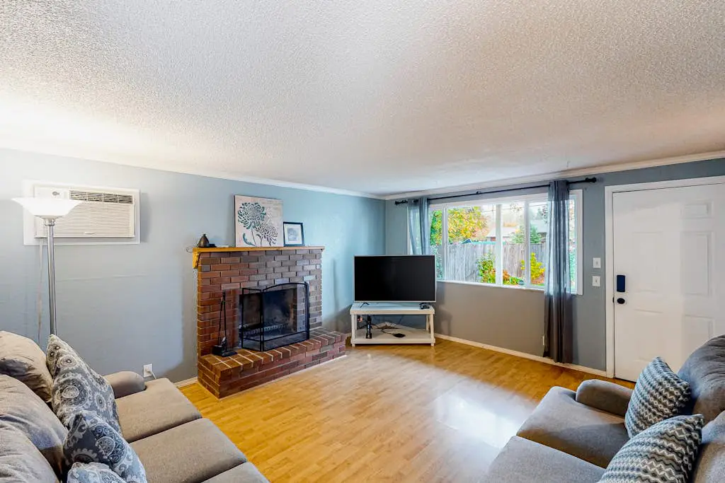 Cute, cozy home with fenced backyard & grill - close to heart of Eugene