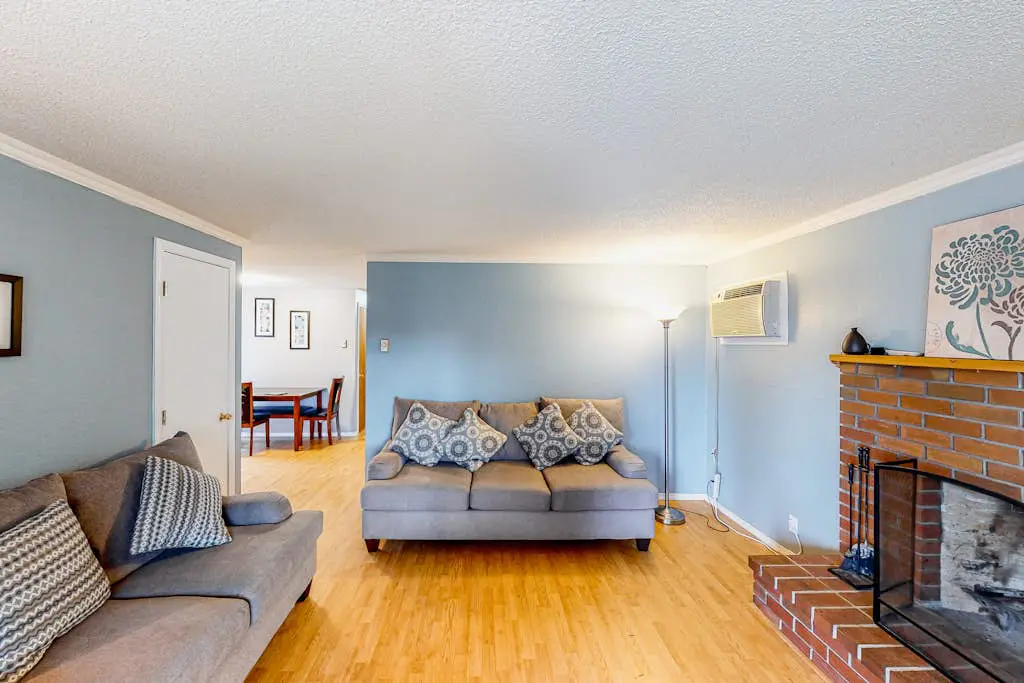 Cute, cozy home with fenced backyard & grill - close to heart of Eugene