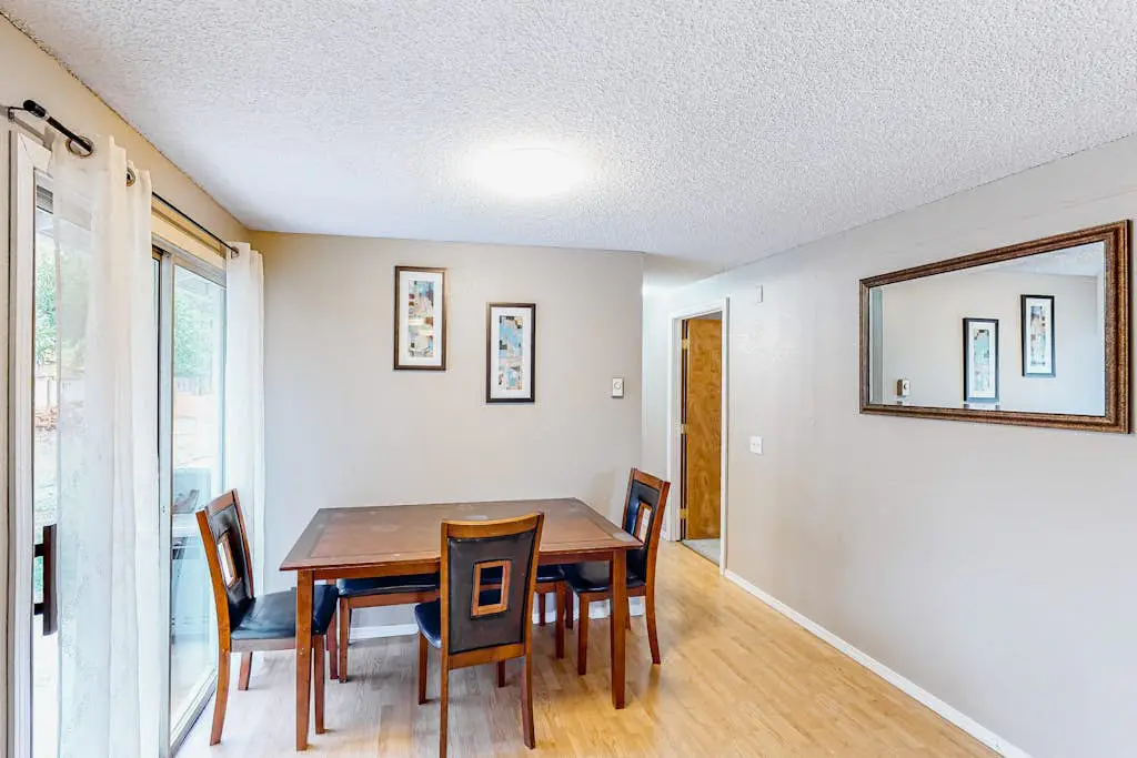 Cute, cozy home with fenced backyard & grill - close to heart of Eugene