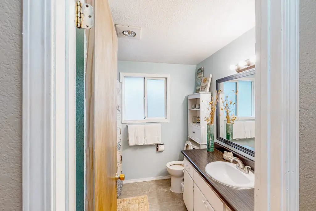 Cute, cozy home with fenced backyard & grill - close to heart of Eugene