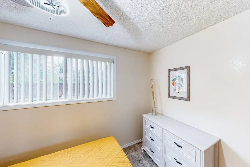 Cute, cozy home with fenced backyard & grill - close to heart of Eugene