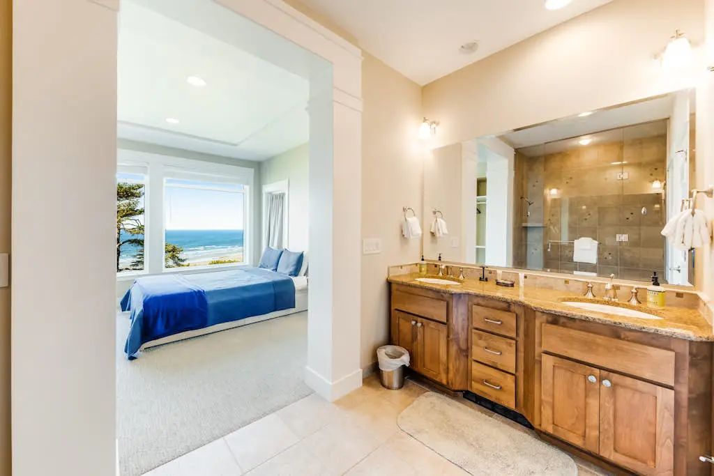 Oceanfront top floor condo with stunning views gas fireplace and grill