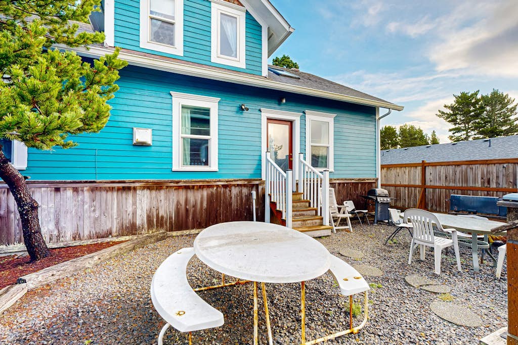 Dog-friendly cottage with pool table, fast WiFi, fireplace, W/D - walk to beach