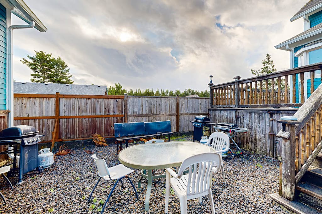 Dog-friendly cottage with pool table, fast WiFi, fireplace, W/D - walk to beach