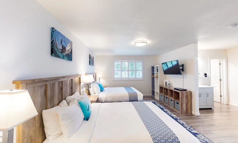 Retro-chic beach room with fast WiFI - walk to downtown shops & eateries