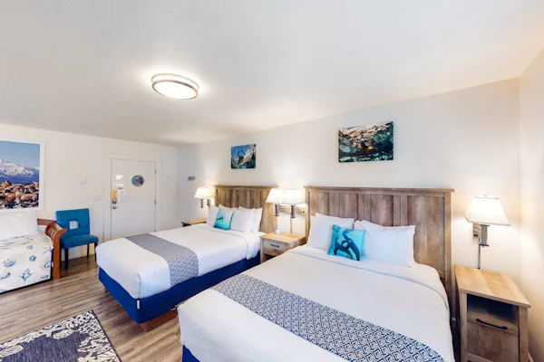 Retro-chic beach room with fast WiFI - walk to downtown shops & eateries