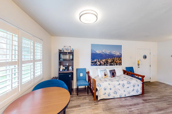 Retro-chic beach room with fast WiFI - walk to downtown shops & eateries