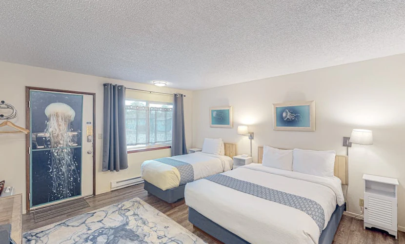 Retro-chic room near the beach with fast WiFI - walk to downtown hot spots