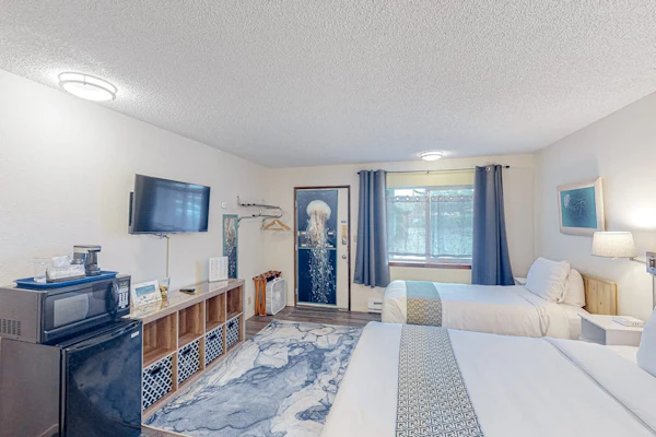 Retro-chic room near the beach with fast WiFI - walk to downtown hot spots