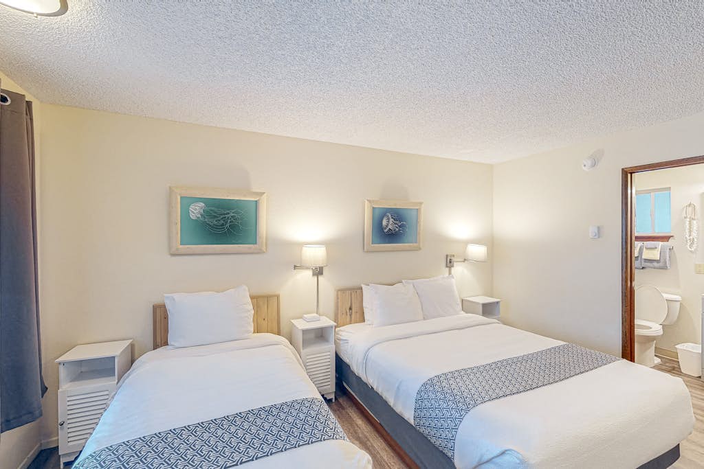 Retro-chic room near the beach with fast WiFI - walk to downtown hot spots