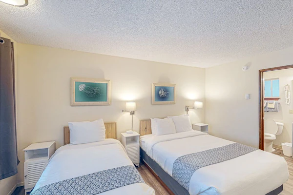 Retro-chic room near the beach with fast WiFI - walk to downtown hot spots