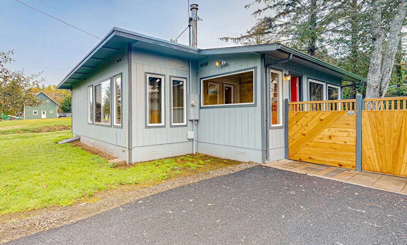 Home near the ocean with wood stove, large yard, washer&dryer, streaming, patio