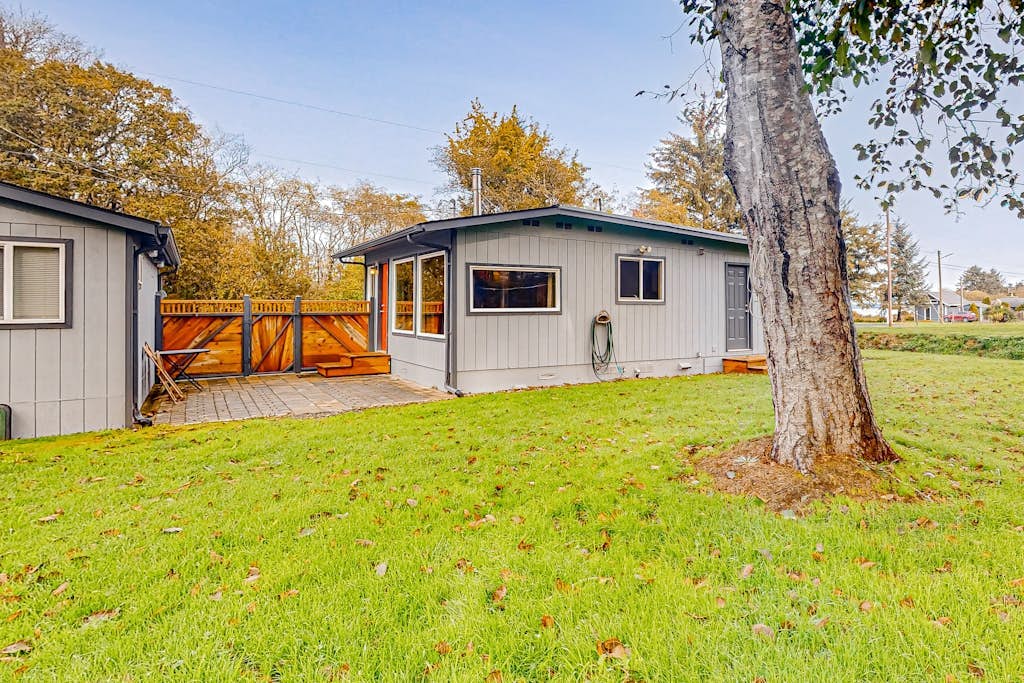 Home near the ocean with wood stove, large yard, washer&dryer, streaming, patio