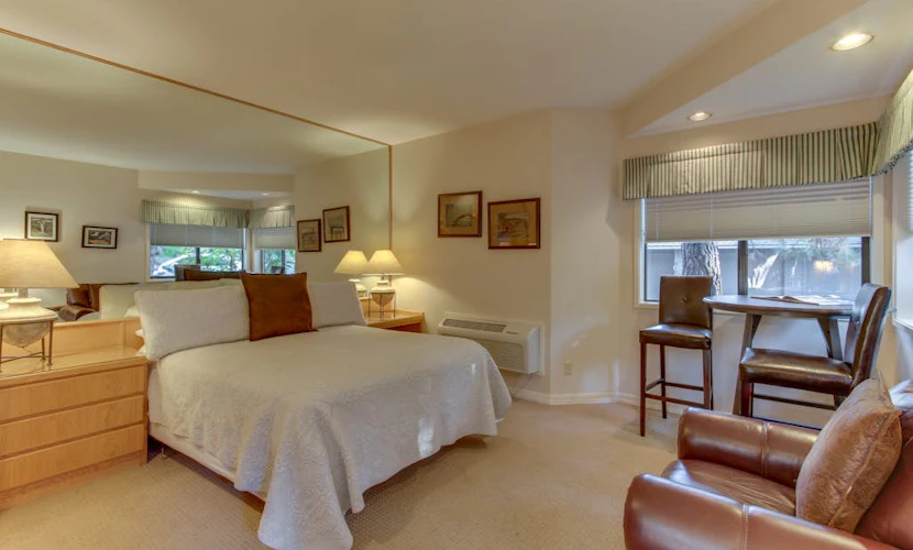 Cozy studio condo with free WiFi, shared pool & tennis, near river