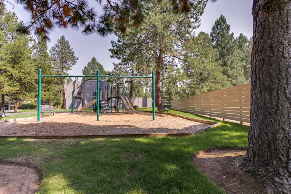 Cozy studio condo with free WiFi, shared pool & tennis, near river