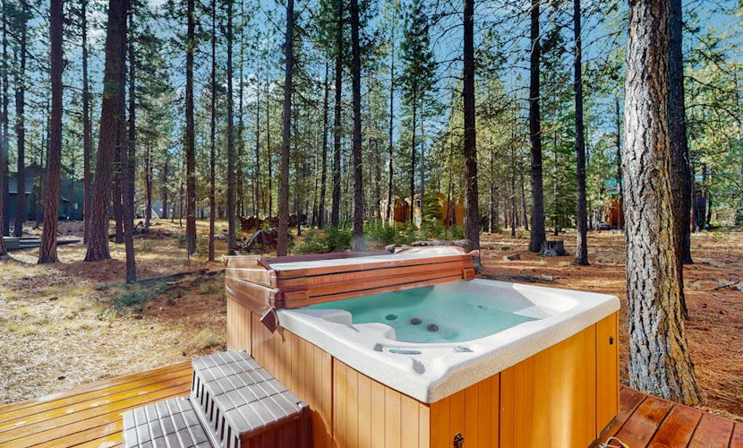 Cozy family friend home w/ private hot tub, gas grill & shared amenities